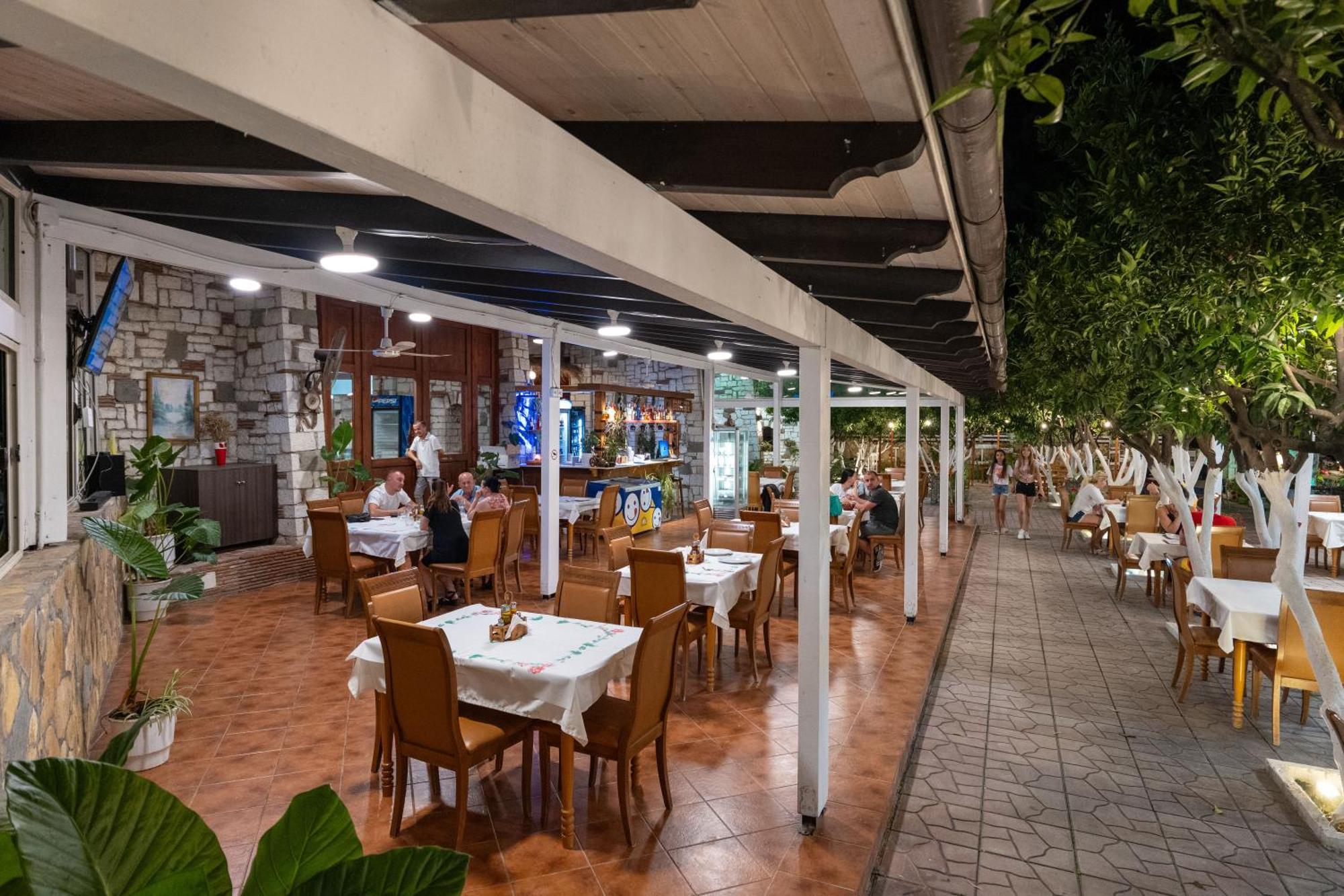 Hotel Nika Radhimë Zewnętrze zdjęcie
